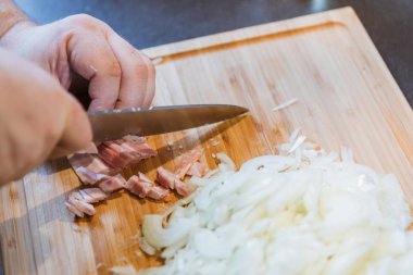 Kesme ve soğan ve pastırma ahşap plaka üzerinde doğrama dostum