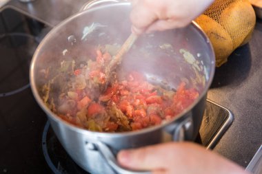 soğan ve patates tencerede, karıştırma kaşık adamla yakın çekim 