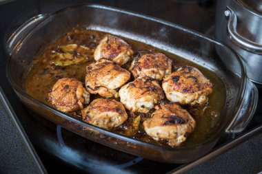 Fırında tavuk bacak biftek üzerinde beyaz şarap soslu ve soğan yemek pişirme cam