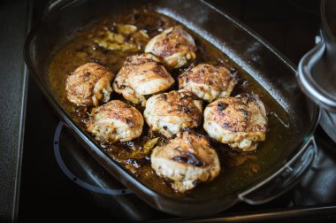 Fırında tavuk bacak biftek üzerinde beyaz şarap soslu ve soğan yemek pişirme cam
