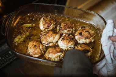Fırında tavuk bacak biftek üzerinde beyaz şarap soslu ve soğan yemek pişirme cam
