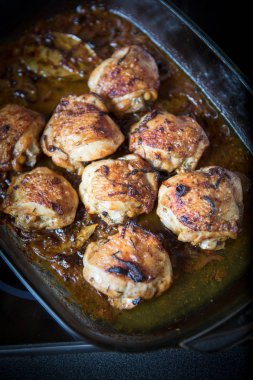 Fırında tavuk bacak biftek üzerinde beyaz şarap soslu ve soğan yemek pişirme cam