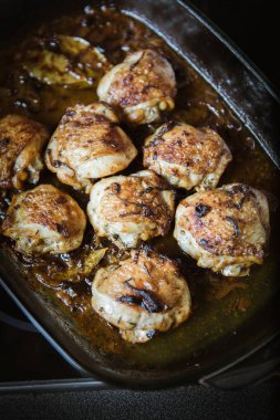Fırında tavuk bacak biftek üzerinde beyaz şarap soslu ve soğan yemek pişirme cam