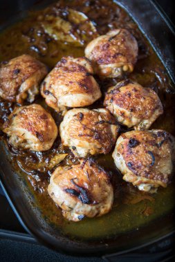 Fırında tavuk bacak biftek üzerinde beyaz şarap soslu ve soğan yemek pişirme cam