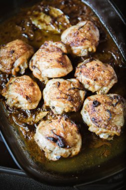 Fırında tavuk bacak biftek üzerinde beyaz şarap soslu ve soğan yemek pişirme cam