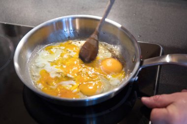 adam tavada omlet hazırlama