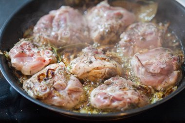 Izgara ve kızarmış tavuk bacak biftek üzerinde beyaz şarap soslu otlar ile baharat ve soğan tavası 