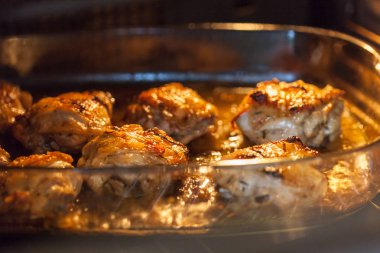 Fırında tavuk bacak biftek üzerinde beyaz şarap soslu ve soğan yemek fırında pişirme cam