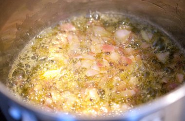 Kızarmış domuz pastırması ve soğan tavası, yakın çekim