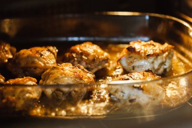 Fırında tavuk bacak biftek üzerinde beyaz şarap soslu ve soğan yemek fırında pişirme cam