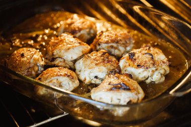 Fırında tavuk bacak biftek üzerinde beyaz şarap soslu ve soğan yemek fırında pişirme cam