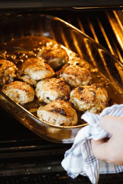 Fırında tavuk bacak biftek üzerinde beyaz şarap soslu ve soğan yemek fırında pişirme cam