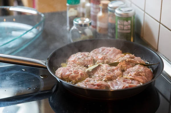 Steak Kaki Ayam Pada Ramuan Saus Anggur Putih Dengan Rempah — Stok Foto