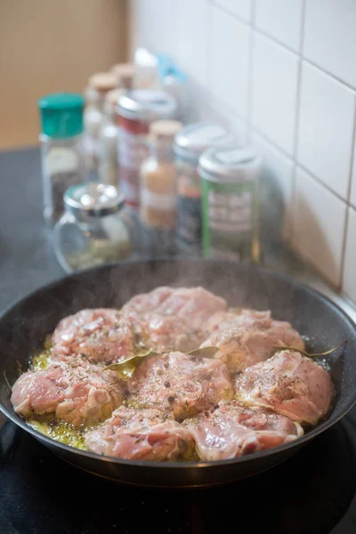 グリル鍋で玉ねぎとスパイスが香る白ワインソース ハーブ鶏脚ステーキ — ストック写真