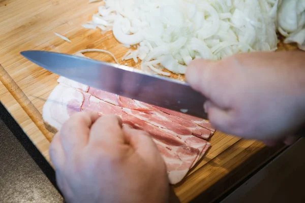 Kesme ve soğan ve pastırma ahşap plaka üzerinde doğrama dostum
