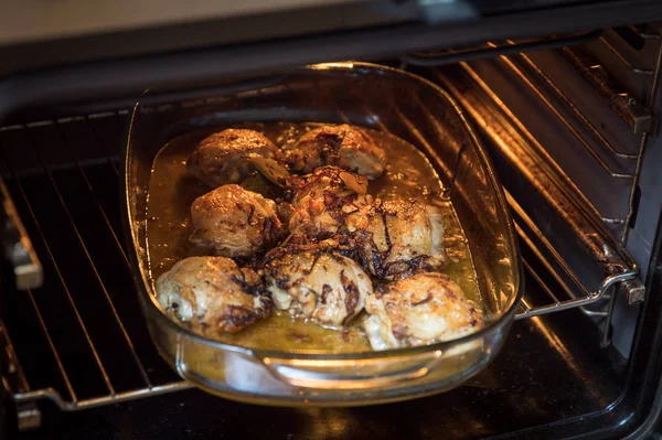 焼き鶏脚ステーキ白ワインソースとガラス グラタン皿に玉ねぎ — ストック写真