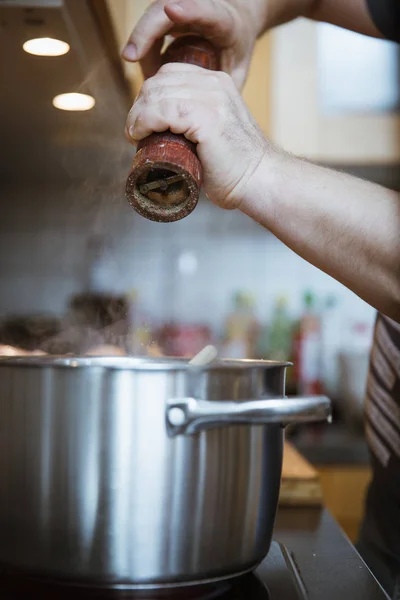 Σεφ Αρωματική Ύλη Τροφίμων Τηγάνι Πιπέρι Στην Κουζίνα Στο Σπίτι — Φωτογραφία Αρχείου