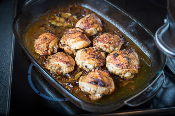 Fırında tavuk bacak biftek üzerinde beyaz şarap soslu ve soğan yemek pişirme cam