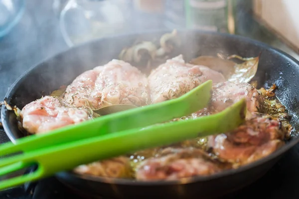 焼きと揚げ鶏脚ステーキ白ワインソース ハーブ スパイス キッチン トング フライパンで玉ねぎを — ストック写真
