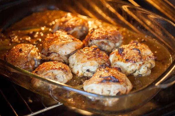 Fırında tavuk bacak biftek üzerinde beyaz şarap soslu ve soğan yemek fırında pişirme cam