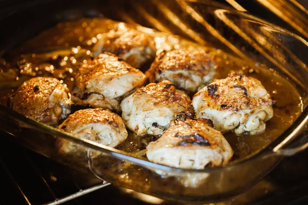Fırında tavuk bacak biftek üzerinde beyaz şarap soslu ve soğan yemek fırında pişirme cam