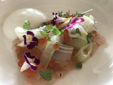 Balık somon karaca ile servis