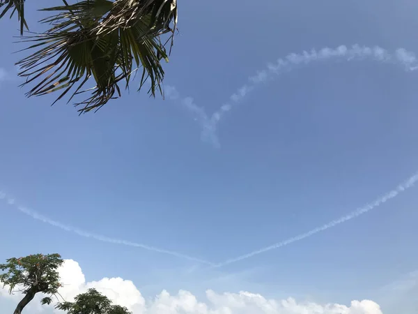 Forma de corazón hecha en el cielo —  Fotos de Stock