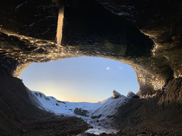 Cueva glaciar en Islandia Imágenes De Stock Sin Royalties Gratis