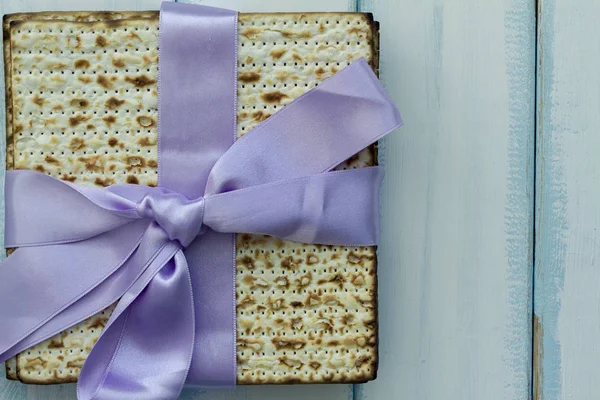 Matza Sobre Fondo Madera —  Fotos de Stock