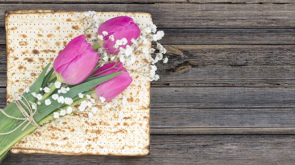 Matzá Matza Sobre Blanco Flores Tulipán Sobre Fondo Madera Vintage —  Fotos de Stock