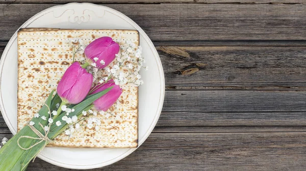 Matzah Eller Matza Vit Platta Och Tulpan Blommor Vintage Trä — Stockfoto