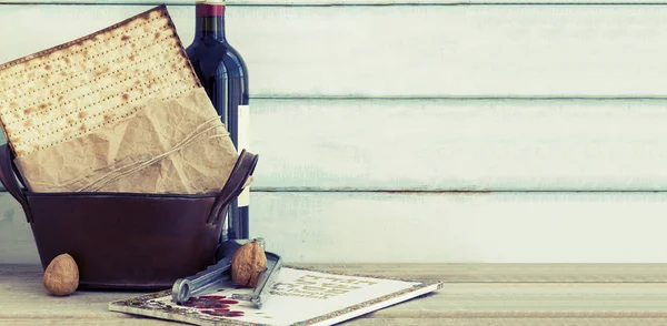 Pack Matzah Matza Passover Haggadah Kosher Red Wine Vintage Wood — Stock Photo, Image