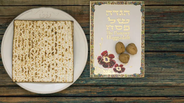 빈티지 배경에 Matzah Matza와 Haggadah 화이트 플레이트 Seder 공간으로 디자인에 로열티 프리 스톡 사진