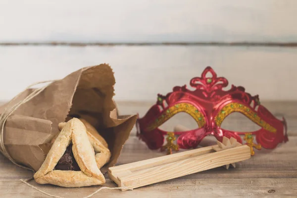 Purim Jüdische Feiertagskomposition Mit Hamantaschen Purim Maske Und Purim Gragger Stockbild