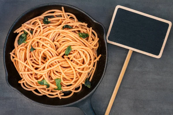 Volkoren Pasta Spaghetti Schotel Met Kopie Ruimte Stockfoto