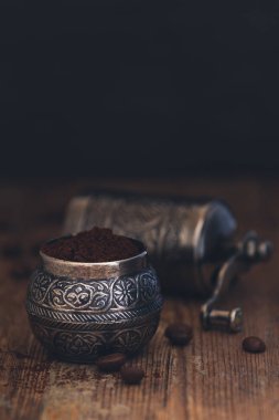 Taze çekilmiş kahve bir vintage metal el ile manuel kahve değirmeni