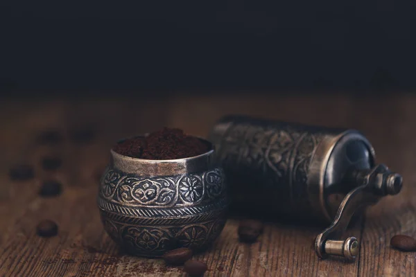 Свіжа мелена кава в старовинній металевій ручній кавоварці — стокове фото