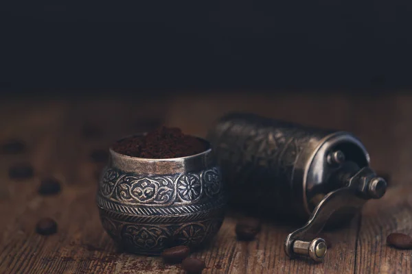 Fresh ground coffee in a vintage metal manual manual coffee grinder — Stock Photo, Image