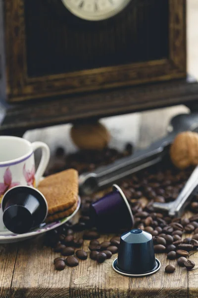 Italienische Espresso Kaffeekapseln Oder Kaffeepads Mit Espressotassen Und Kaffeebohnen Auf — Stockfoto