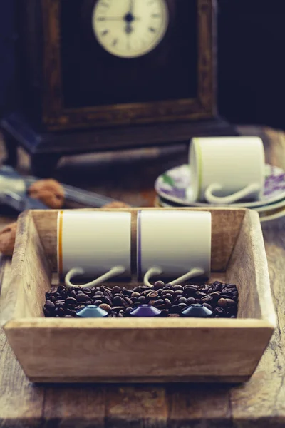 Kaffeebohnen Mit Italienischen Espresso Kaffeekapseln Oder Kaffeepads Und Espressotassen Auf — Stockfoto