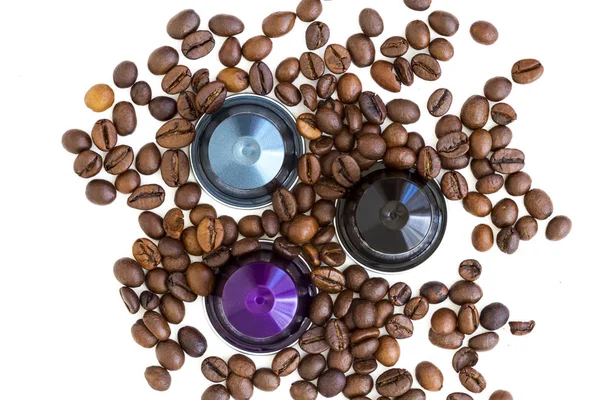 意大利意式浓缩咖啡胶囊或咖啡舱与一些烤咖啡豆在白色被隔绝的背景 — 图库照片