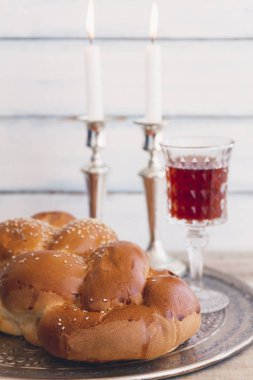 Şabat veya challah ekmek, kadeh kırmızı koşer şarap ve mumlar vintage ahşap arka plan üzerinde bir geleneksel tatlı taze somun ile Sabbath Birliği töreni kompozisyon 