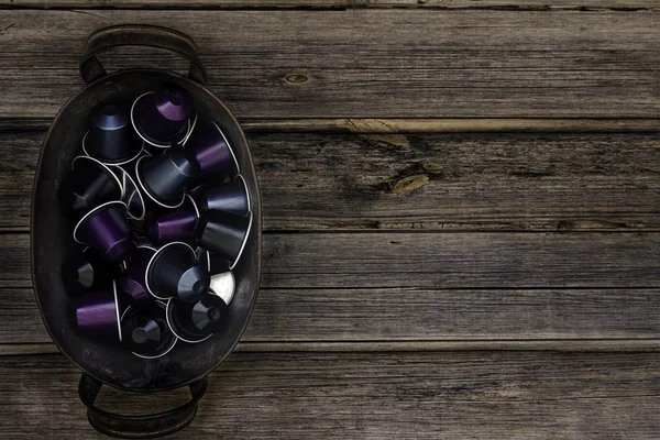 İtalyan espresso kahve kapsül veya kahve pods rustik ahşap arka plan kopya alanı ile teneke vintage rustik kapsayıcısında üzerinde