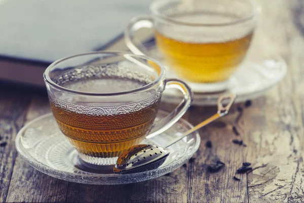 一杯绿茶在一个复古质朴的木材模糊或 Bokeh — 图库照片
