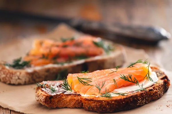 Aperitivo Sándwich Salmón Ahumado Con Pan Tostado Imagen De Stock