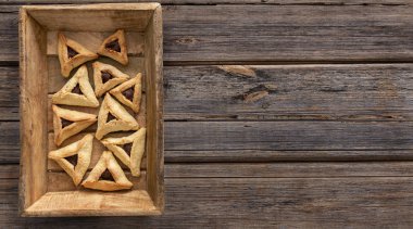 Yahudi Hamantaschen ev yapımı bisküvi ya da çikolata ile tanımlama. Üstten görünüm veya kopya alanı ile genel gider kompozisyon