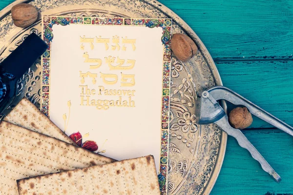 金属板与 Matzah Matza 和逾越节 Haggadah 在一个老式的木材背景提出作为逾越节 Seder 盛宴或膳食与复制空间 逾越节哈加达 — 图库照片