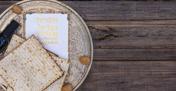 Metallplatta Med Matzah Eller Matza Och Påsk Haggadah Vintage Trä — Stockfoto