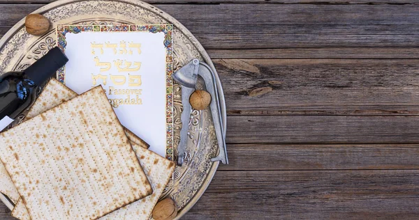 金属板与 Matzah Matza 和逾越节 Haggadah 在一个老式的木材背景提出作为逾越节 Seder 盛宴或膳食与复制空间 逾越节哈加达 — 图库照片