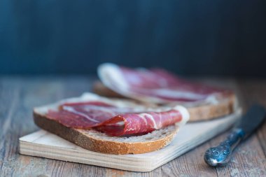 Jambon, Jamon veya Prosciutto sandviç rustik ülke ekmek ile.